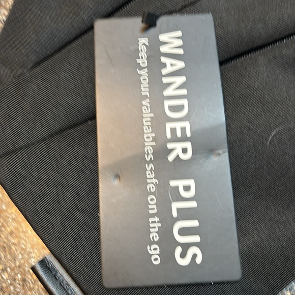 Black Unsex Bag for traveling to protect your belongings - Picture 3 of 3